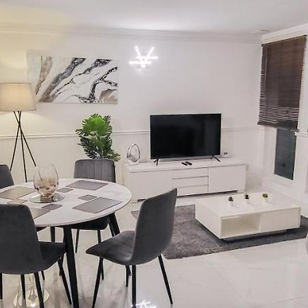 Stunning 2 Bedroom Apartment In Canary Wharf - Morland Apartments Londen Buitenkant foto
