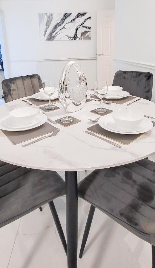 Stunning 2 Bedroom Apartment In Canary Wharf - Morland Apartments Londen Buitenkant foto