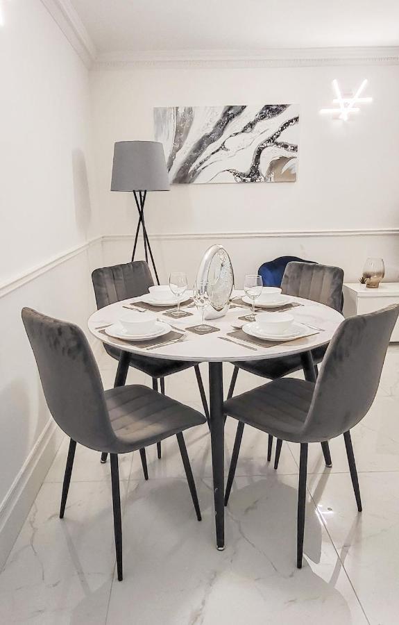 Stunning 2 Bedroom Apartment In Canary Wharf - Morland Apartments Londen Buitenkant foto